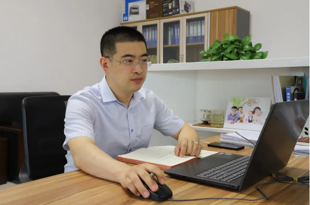 【重山人?重山事】勇于擔(dān)當(dāng)做最好的自己 ——記重山光電財(cái)務(wù)部經(jīng)理杜巖